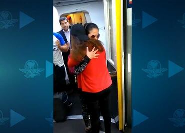 Reciben en AICM a sobrecargos de avión accidentado en Durango