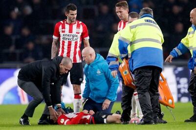 Lozano está bajo observación, no se ve bien: Van Bommel