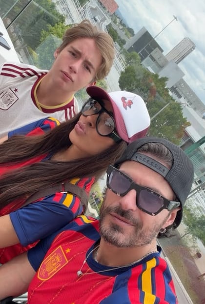 Galilea Montijo con su hijo Mateo y con su novio Isaac Moreno.
Instagram galileamontijo