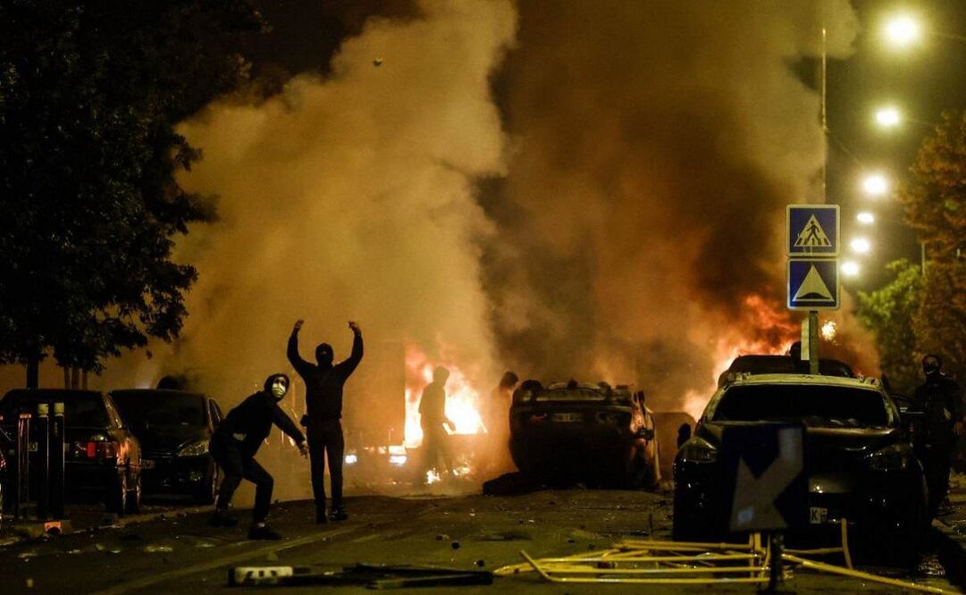 Manifestantes se enfrentan con policías por segunda noche consecutiva en Nanterre, cerca de París. Foto: EFE