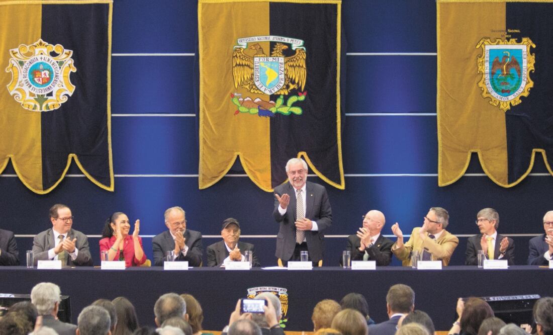 Enrique Graue Wiechers (de pie), rector de la UNAM, encabezó la ceremonia de entrega de reconocimientos a la Autonomía Universitaria 2019, efectuada en la Torre de Rectoría de CU. Foto: ROGELIO MORALES. CUARTOSCURO