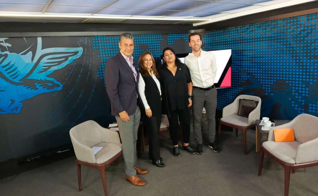 Carlos González, colaborador de EL UNIVERSAL, tuvo como invitados a Daphne Cuevas del frente Sigamos Haciendo Historia, Marcela Gómez Zalce de Fuerza y Corazón por México; y Antonio Carbia por Movimiento Ciudadano. Foto: Diego Prado