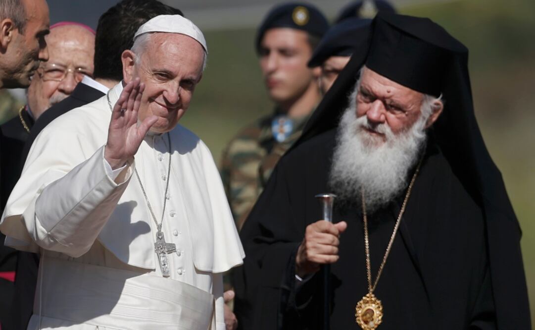 El Papa es recibido por el arzobispo Ieronimos a su llegada a Lesbos (Foto: Reuters)