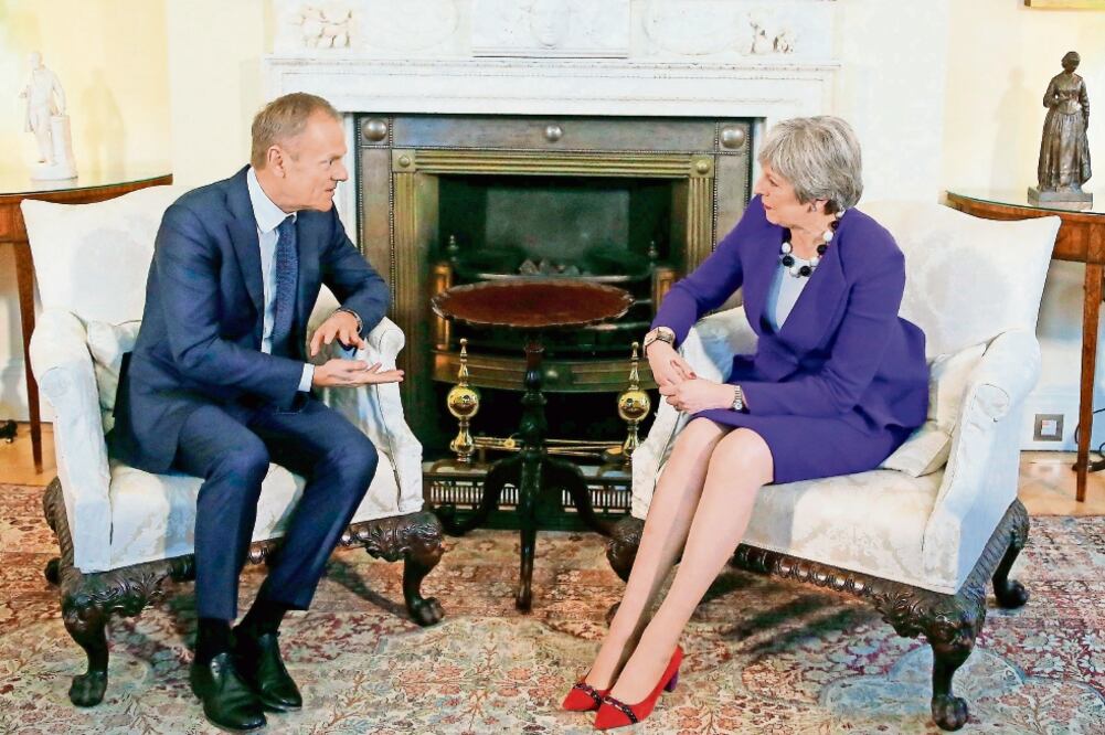 El presidente del Consejo Europeo, Donald Tusk, ayer durante su reunión con la primera ministra de Reino Unido, Theresa May, en Londres (FRANK AUGSTEIN. AFP)