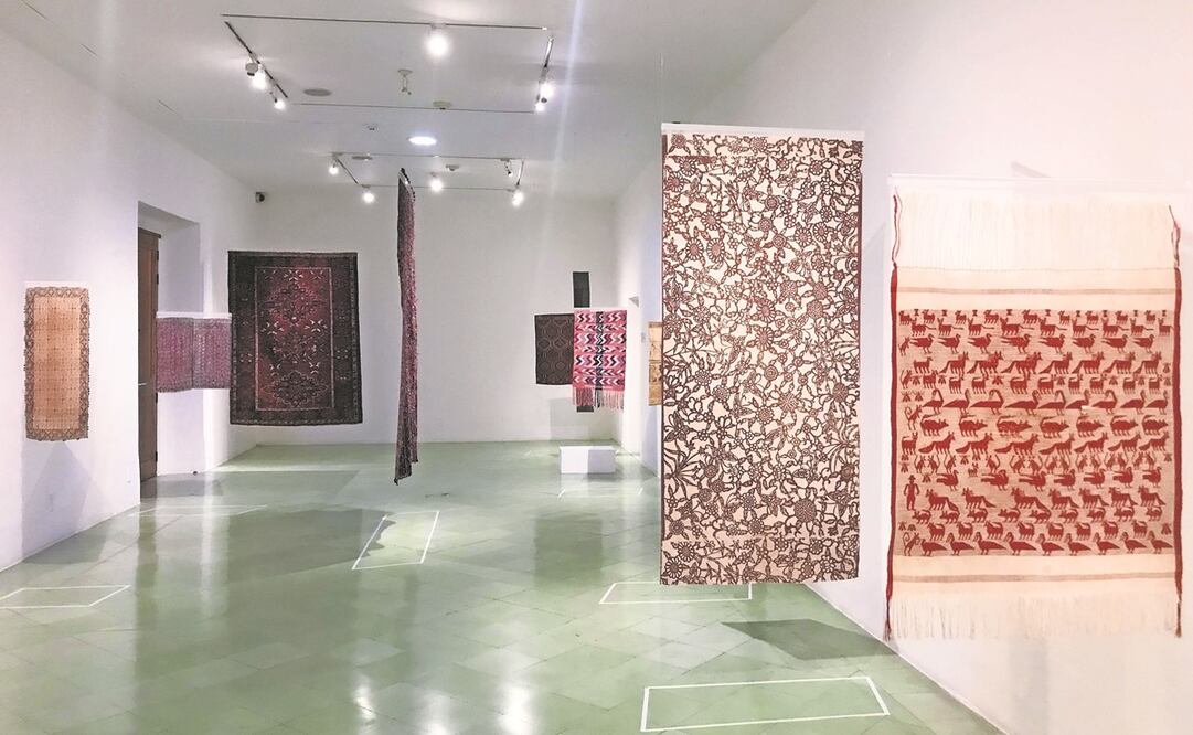 La exposición, que ocupa la sala Ixtle del Museo Textil de Oaxaca, está conformada por más de 20 piezas. Foto: Museo Textil de Oaxaca