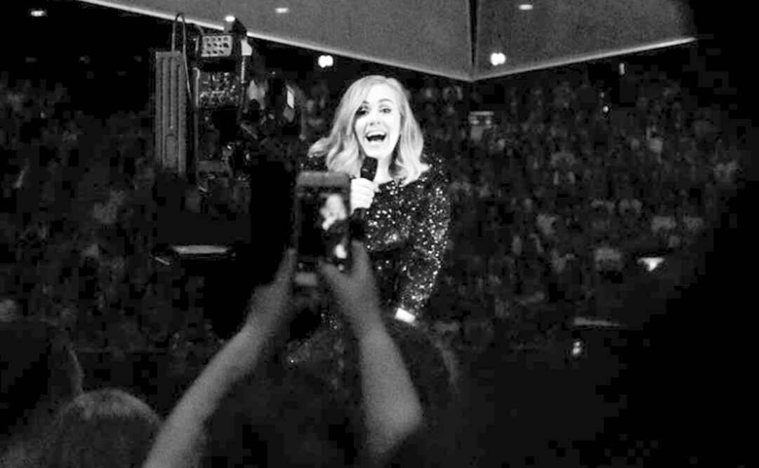Durante su presentación en Ámsterdam. FOTO: Instagram Adele