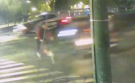 Captan momento en que ciclista es embestido por motociclista sobre Viaducto 