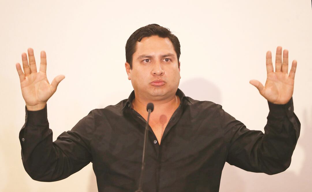 En conferencia, el cantante Julión Álvarez admitió que conoce a Raúl Flores Hernández, pero negó que tenga relación con las empresas del capo (LUIS CORTÉS. EL UNIVERSAL)