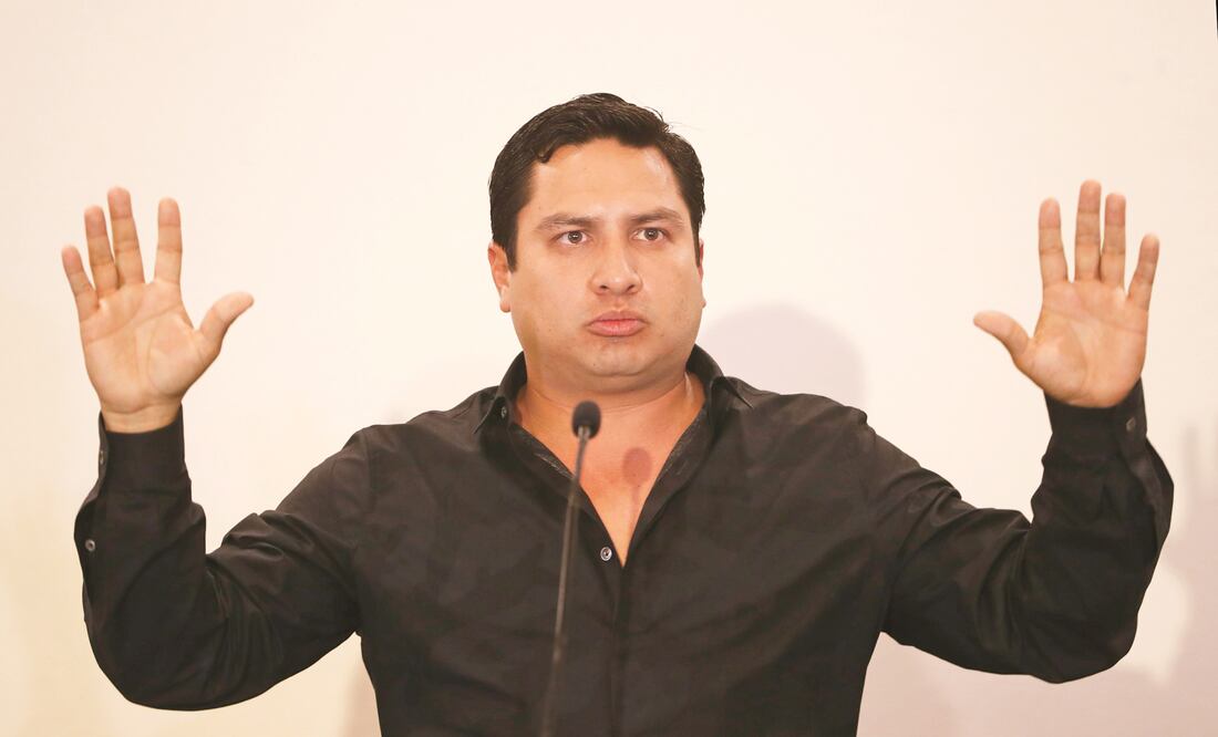 En conferencia, el cantante Julión Álvarez admitió que conoce a Raúl Flores Hernández, pero negó que tenga relación con las empresas del capo (LUIS CORTÉS. EL UNIVERSAL)