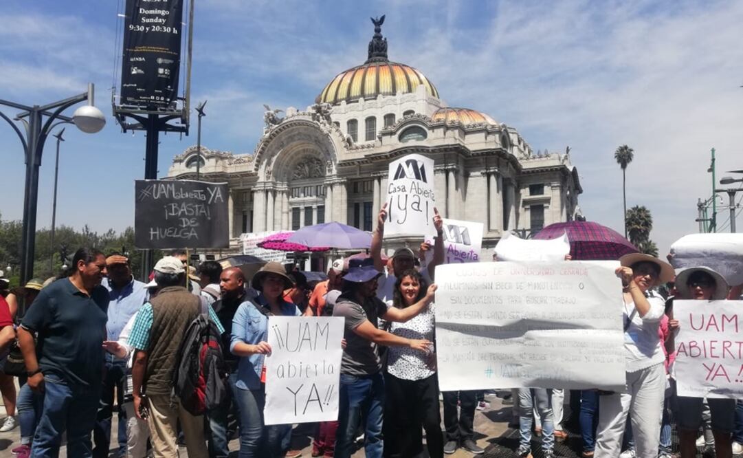 Protestas frente a Bellas Artes por parte de estudiantes y maestros de la UAM. Foto: Teresa Moreno/EL UNIVERSAL