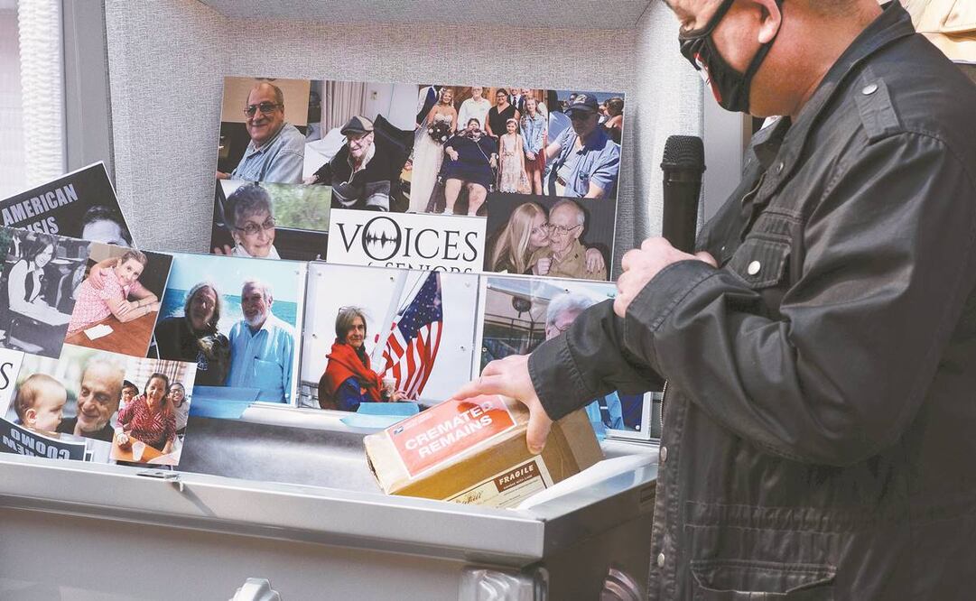 Una persona sostiene un paquete con las cenizas de un familiar que falleció a causa del coronavirus, en Nueva York. Foto: Yuki Iwamura. AP