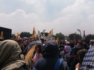 “No hay salones, pero sí corrupción", protestan alumnos del CCH en Rectoría