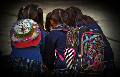 Llama Save the Children a revertir eliminación de escuelas de tiempo completo