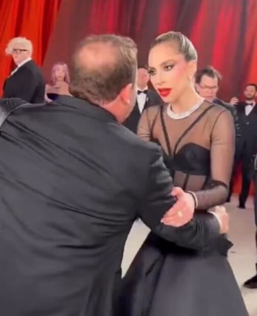 Usuarios acusan de acoso al fotógrafo que Lady Gaga ayudó durante la alfombra de los Premios Oscar