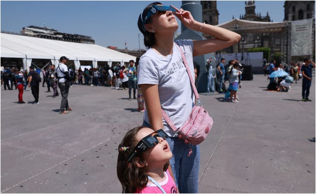 Eclipse solar en Zócalo de la CDMX. Foto: Fernanda Rojas