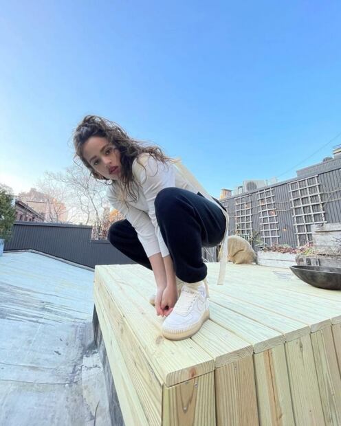 Conoce el original modelo de tenis de Rosalía con Nike