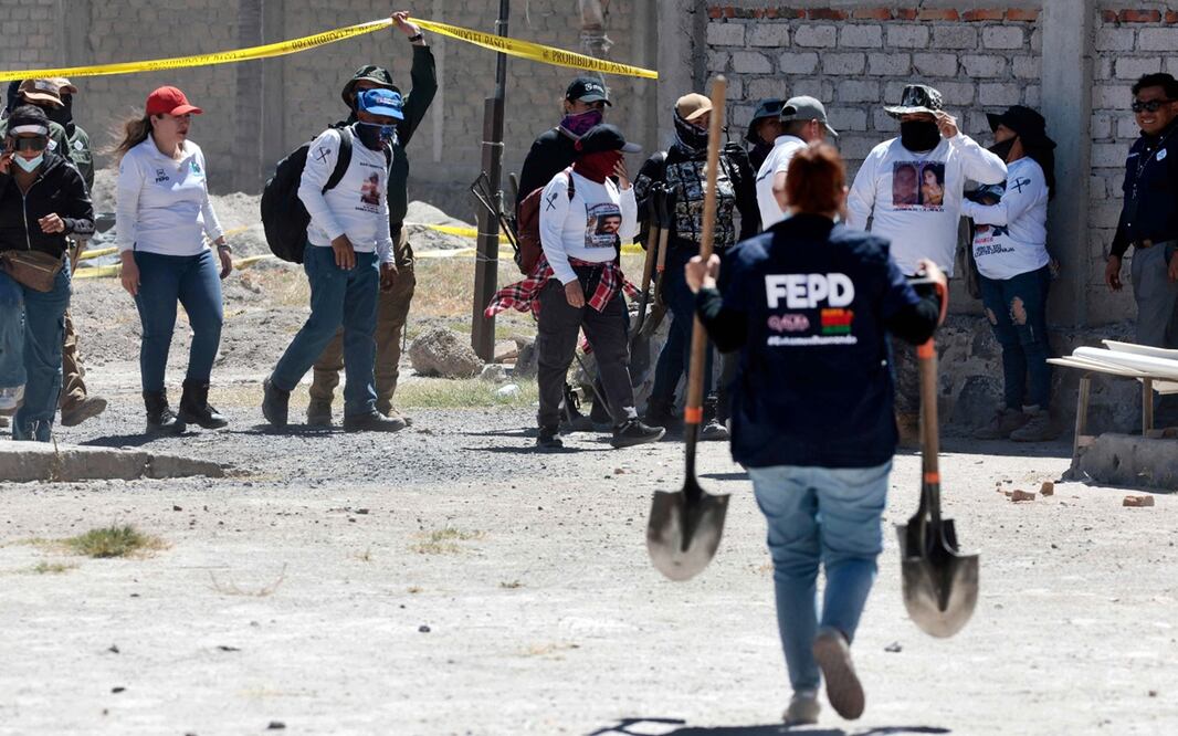 Autoridades federales y estatales realizan investigaciones en el Rancho Izaguirre en donde fueron encontrados restos humanos y cientos de pertenencias de personas en Teuchitlán, Jalisco, el 12 de marzo de 2025. Foto: AFP