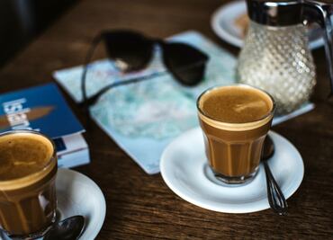 Disfruta de un rico café lechero en casa