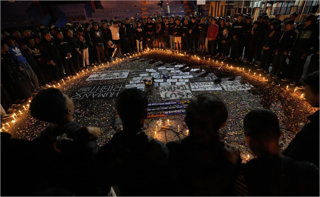 Miles de personas se acercaron a ofrecer respeto por las víctimas / Foto: AP