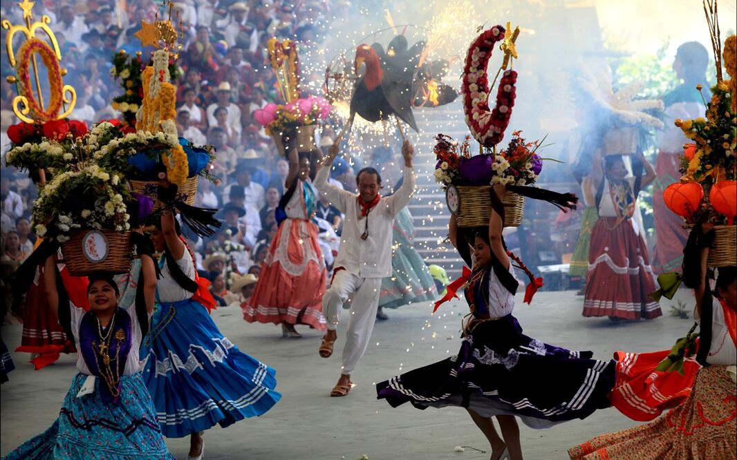 Danzantes bailan durante el inicio de las celebraciones de la Guelaguetza en Oaxaca, el lunes 21 de julio de 2025. Foto: Edwin Hernández/EL UNIVERSAL