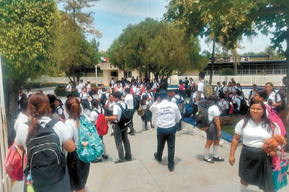 Ante la suspensión de las obras de reconstrucción de aulas y sanitarios en escuelas, cientos de niños toman clases en salones provisionales. Foto: ROSELIA CHACA. EL UNIVERSAL