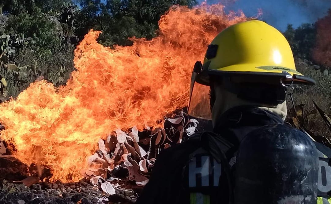 Explota ducto de Pemex al inhabilitar toma clandestina en Epazoyucan, Hidalgo; hay dos lesionados.
Foto: Especial.