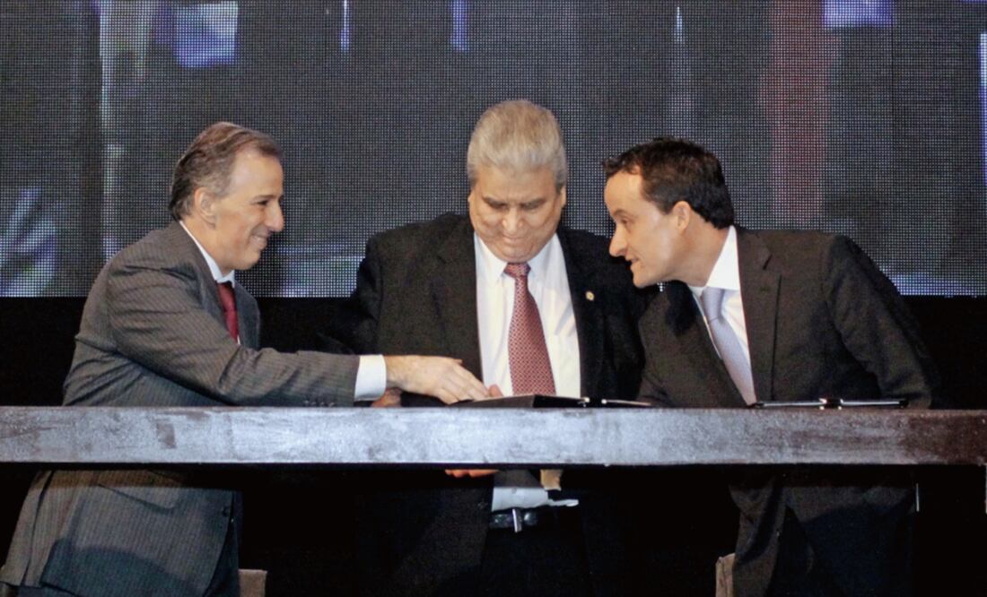 José Antonio Meade, secretario de Hacienda, Carlos Aceves del Olmo, secretario general de la CTM, y Mikel Arriola, director general del IMSS, durante la firma del convenio (CORTESÍA)