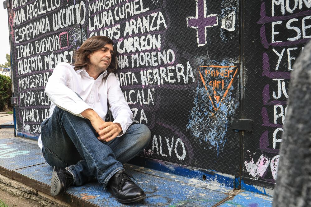 Fernando Valverde revisó más de 500 libros para la biografía de Lord Byron, a 200 años de la muerte del poeta romántico. Foto: Gabriel Pano El Universal