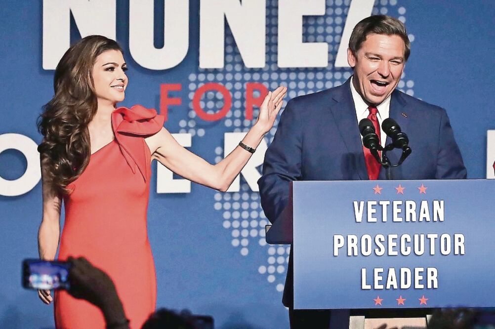 Ron DeSantis y su esposa Casey celebraron la noche del martes el triunfo de él en la contienda por la gubernatura del estado de Florida (AP)