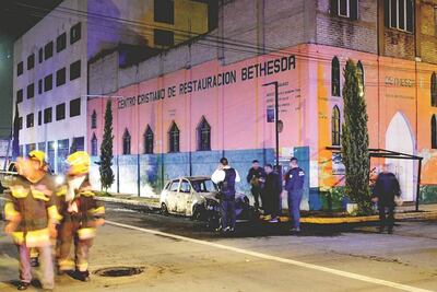Hallan cuerpos descuartizados dentro de auto