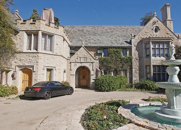 Hugh Hefner vende masión de Playboy a Twinkie