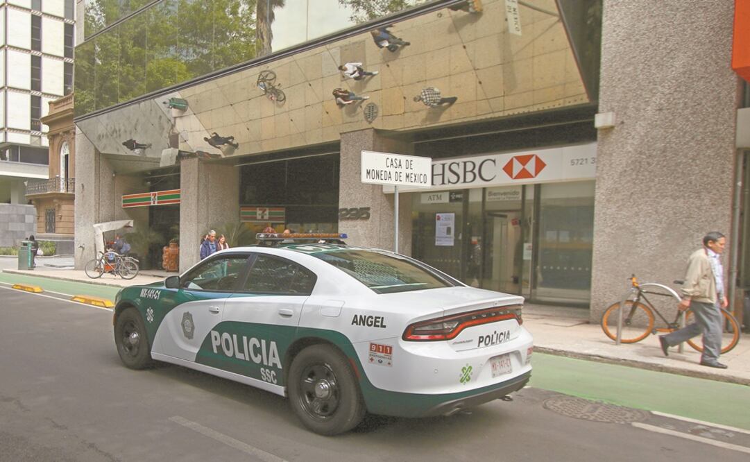 Elementos de la Secretaría de Seguridad Ciudadana realizan rondines en las inmediaciones de la Casa de Moneda, en Paseo de la Reforma, zona que no está resguardada por fuerzas federales. Foto: CARLOS MEJÍA. EL UNIVERSAL