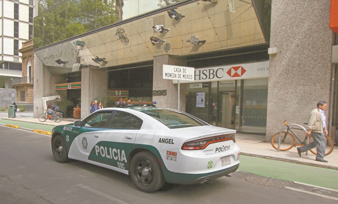 Elementos de la Secretaría de Seguridad Ciudadana realizan rondines en las inmediaciones de la Casa de Moneda, en Paseo de la Reforma, zona que no está resguardada por fuerzas federales. Foto: CARLOS MEJÍA. EL UNIVERSAL