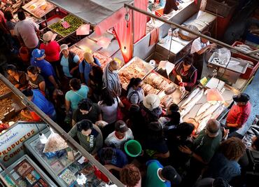 Desafían al coronavirus para comprar pescado en La Viga para la Cuaresma