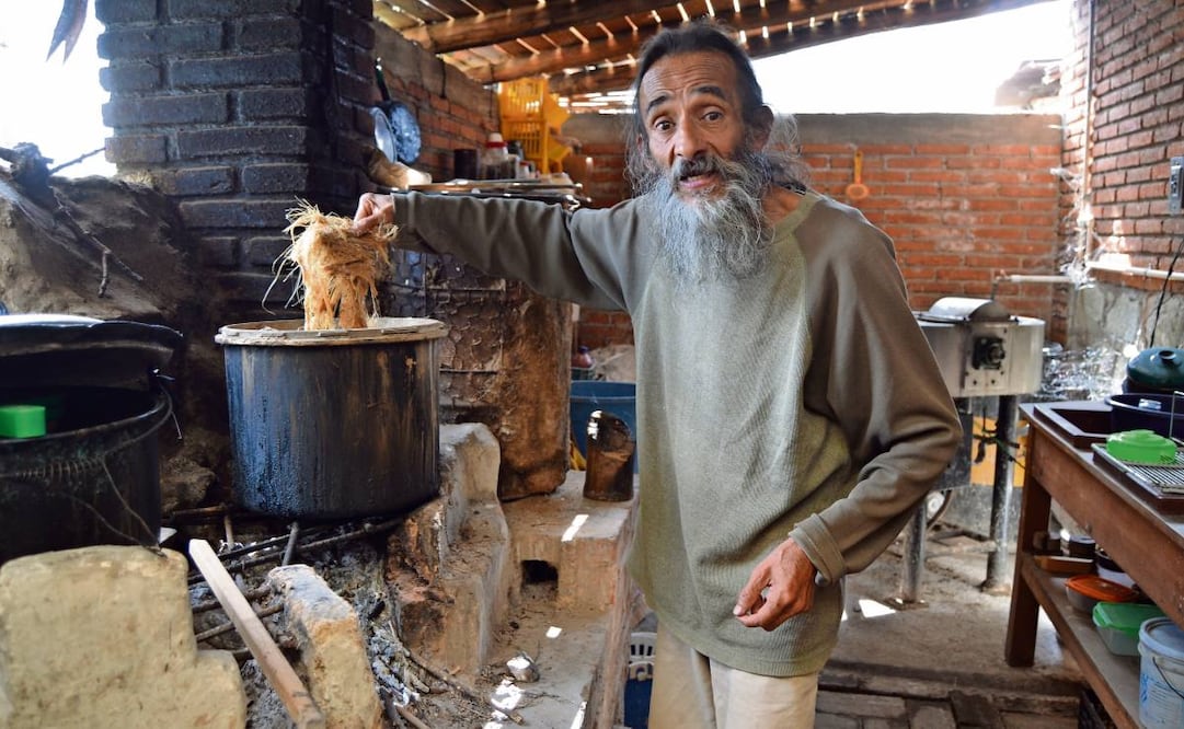 Papeleros de Finlandia que llegaron al estado de Oaxaca fueron quienes le enseñaron a Alberto Valenzuela a elaborar el papel europeo y de ahí surgió la idea de crear el papel Oaxaca. Foto: Juan Carlos Zavala