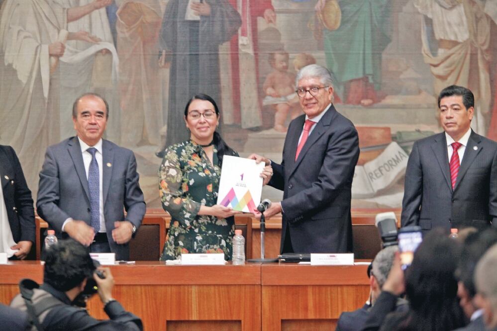 El secretario General de Gobierno del Estado de México, Alejandro Ozuna Rivero, entrega el documento que contiene el primer informe de actividades del gobernador Alfredo del Mazo Maza a los integrantes de la Mesa Directiva. Foto: JORGE ALVARADO. EL UNI.