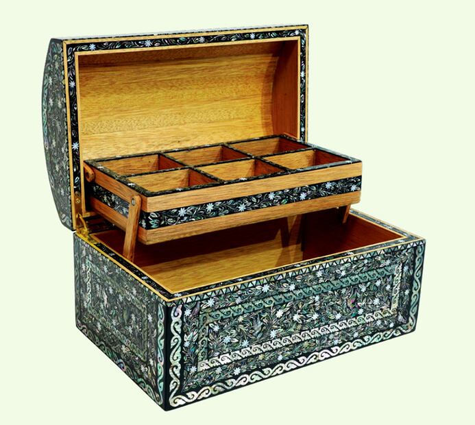 En la VI edición del concurso nacional de grandes maestros del patrimonio artesanal de México en 2019, una artesanía elaborada con esta técnica tuvo mención honorífica. El artesano Mario Gerardo Jahuey, originario de Ixmiquilpan fue el autor de este baúl alhajero. Foto: FONART/ Especial.