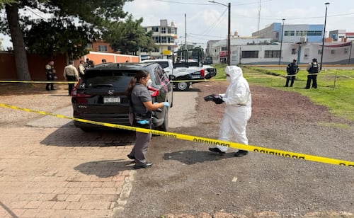 Balean camioneta de asesor de alcaldesa de Tecámac; él y su chofer resultan heridos