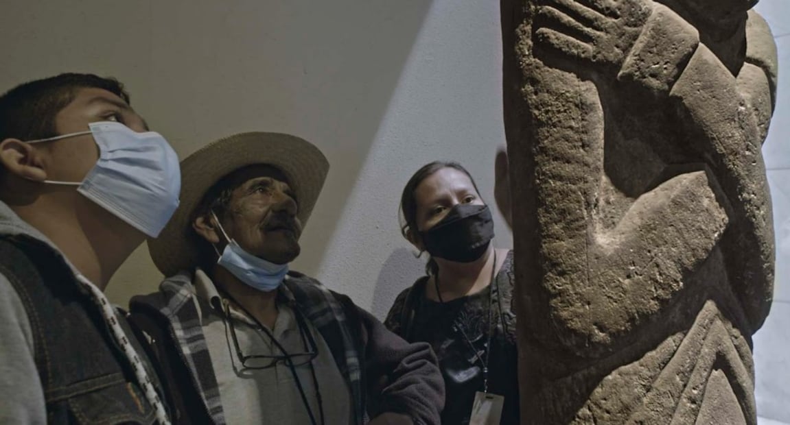 Carlos, Ta’ Cándido y la profesora Edith en su encuentro con la piedra en el Museo Nacional de Antropología. Cortesía del director Jorge Ángel.