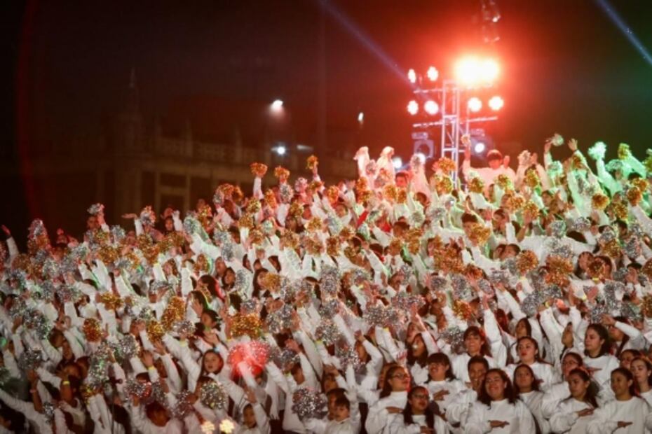 Magno Coro cautiva a miles de asistentes a concierto en el Zócalo de la CDMX