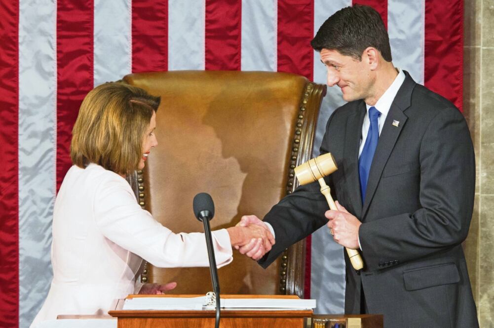 La líder de la minoría demócrata, Nancy Pelosi, felicita al republicano Paul Ryan tras ser reelecto ayer presidente de la Cámara de Representantes (MICHAEL REYNOLDS. EFE)