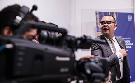 Juan Gabriel se lleva de corbata a Nicolás Alvarado