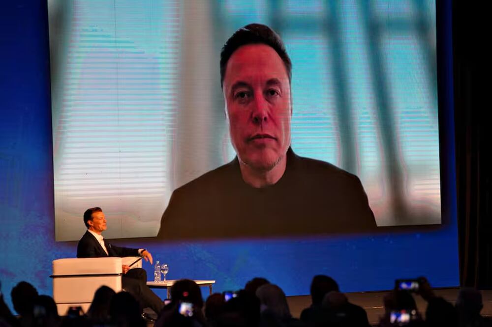 Conferencia de prensa remota de Elon Musk, durante el evento en el Hotel Hilton. Foto: Gonzalo Colini - La Nación. GDA