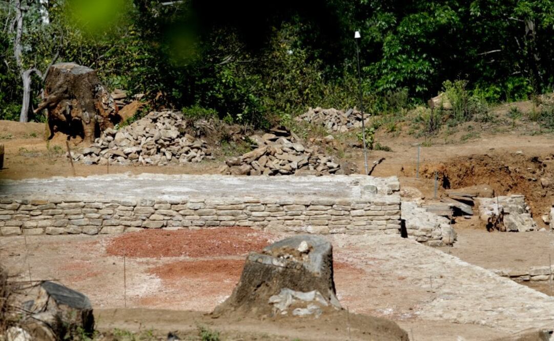 La intención de construir un centro comercial que sepultaría vestigios prehispánicos ha confrontado a habitantes de la zona con los empresarios dueños del predio, autoridades locales y el INAH. FOTO: LUIS CORTÉS / EL UNIVERSAL