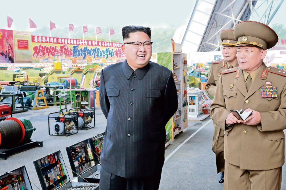 El mandatario de Corea del Norte, Kim Jong-un, advirtió a EU que sus armas son capaces de alcanzar su territorio y sus posiciones en el Pacífico. (REUTERS)