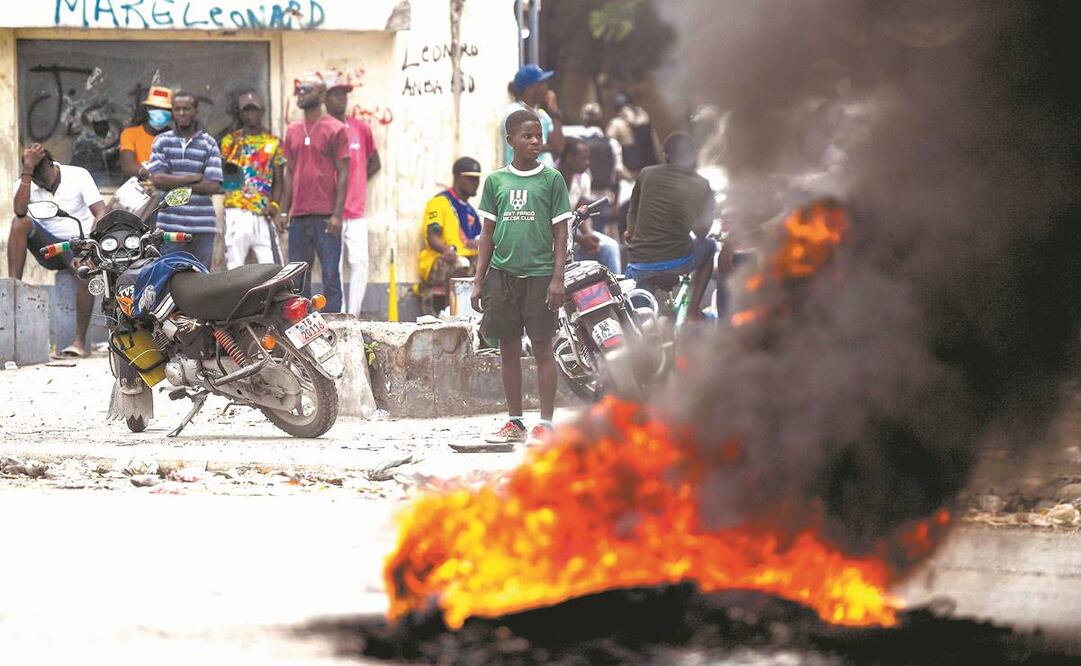 Simpatizantes de los exsenadores Youri Latortue y Steven Benoit protestaron ayer porque se les llamó a declarar en Puerto Príncipe. Foto: Matías Delacroix. AP