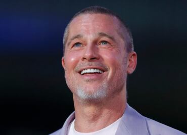 Brad Pitt luce elegante traje lila en encuentro con fans en México