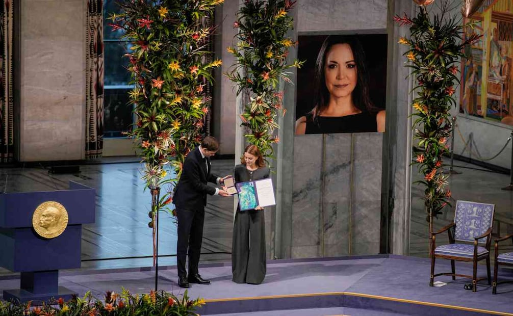 La hija de la ganadora del Premio Nobel de la Paz, Ana Corina Sosa, recibe el premio en nombre de su madre, María Corina Machado, de manos del presidente del Comité Nobel, Jorgen Watne Frydnes, durante la ceremonia de entrega del Premio Nobel de la Paz en el Ayuntamiento de Oslo, Noruega, el 10 de diciembre de 2025. Foto: EFE