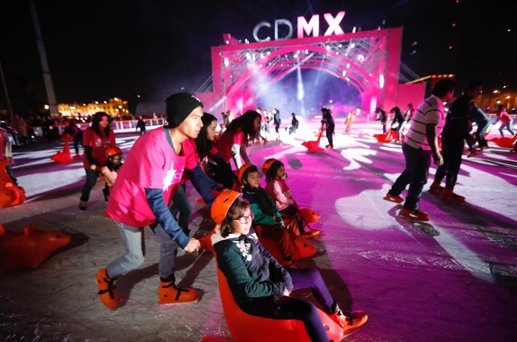 El Gobierno de la Ciudad de México inauguró la pista de hielo en el Zócalo capitalino, la cual permanecerá abierta hasta el 8 de enero próximo. 