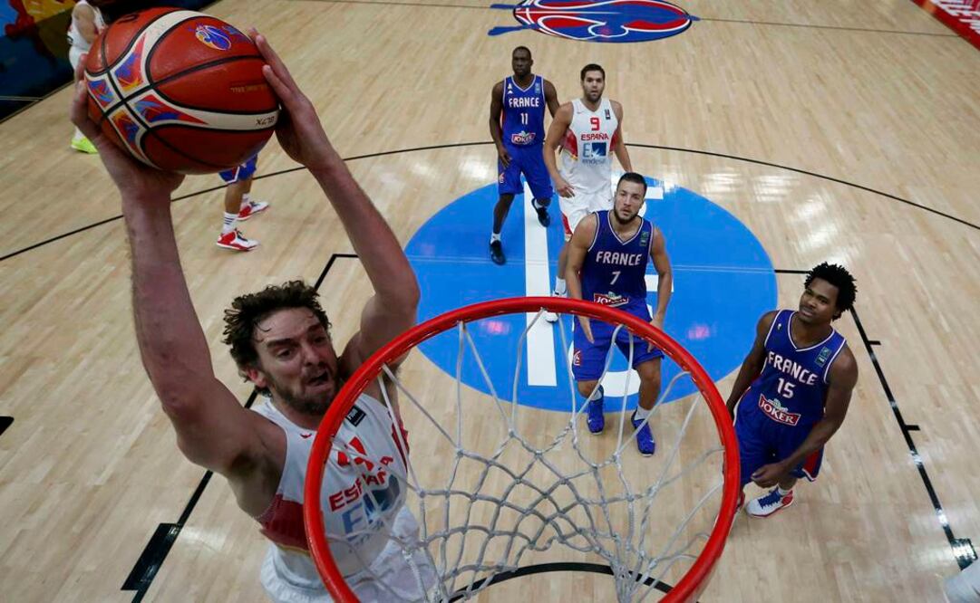 Pau Gasol atascó la bola en el aro. Foto: Reuters